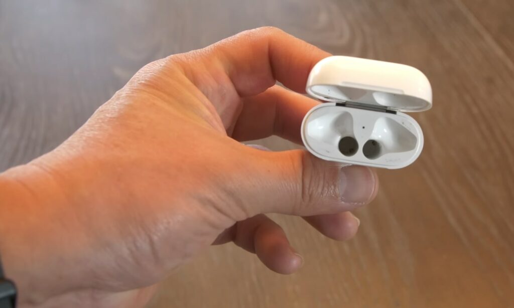 clean airpods charging case